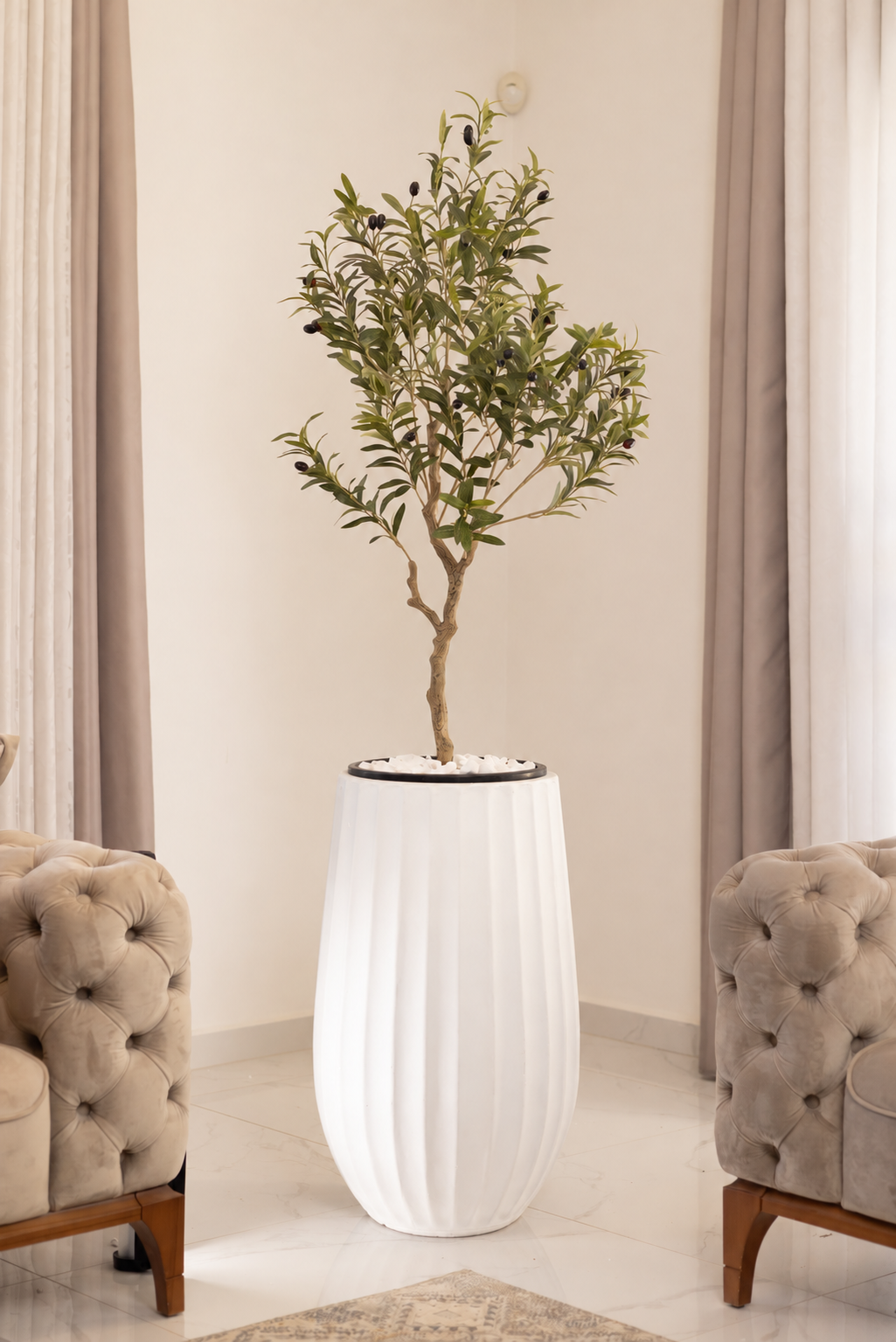כד Elegance 70 בשילוב עץ זית מלאכותי קטן