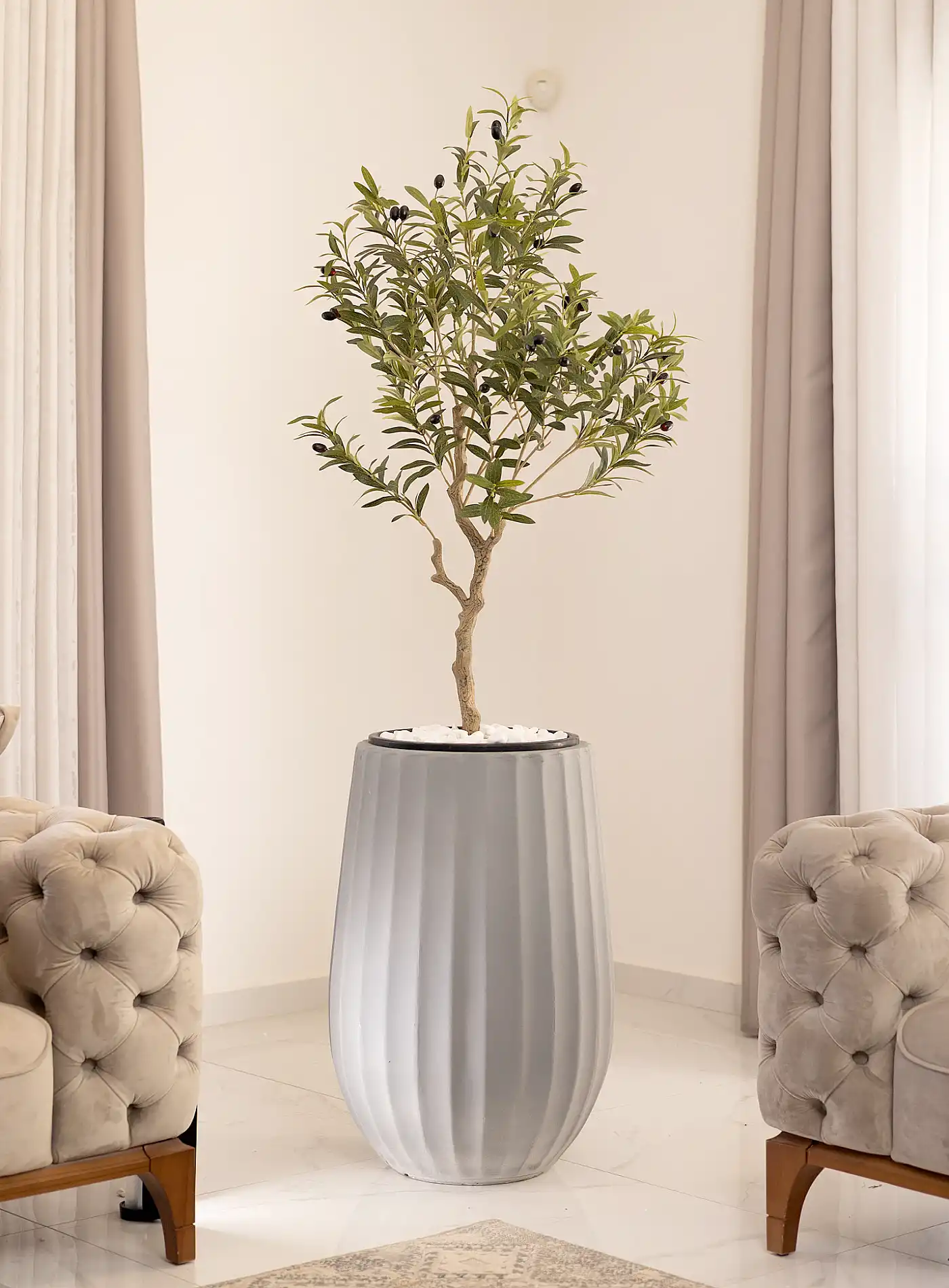 כד Elegance 70 בשילוב עץ זית מלאכותי קטן