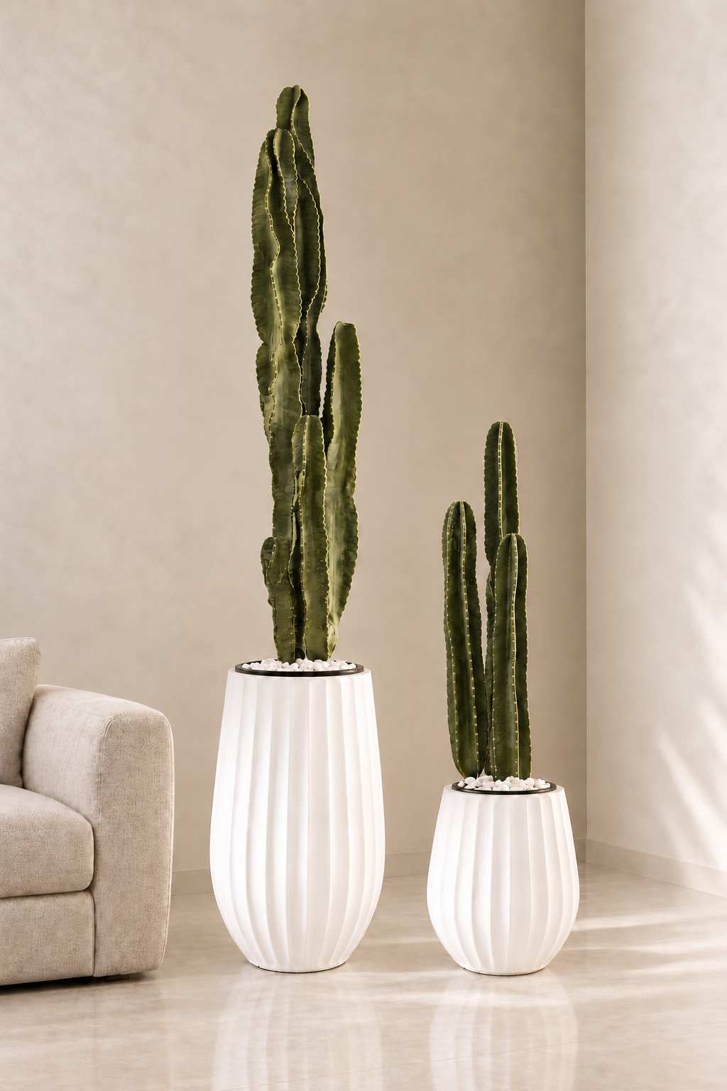 זוג כדי Elegance בשילוב קקטוסים עמודיים מלאכותיים
