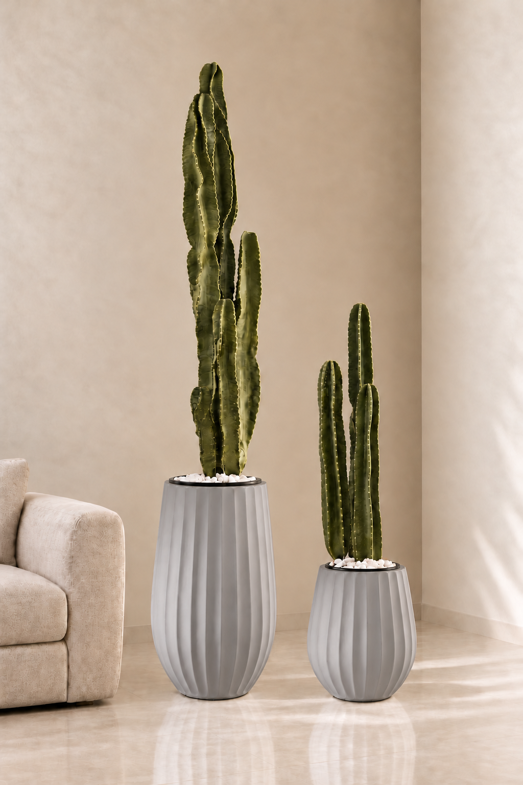 זוג כדי Elegance בשילוב קקטוסים עמודיים מלאכותיים