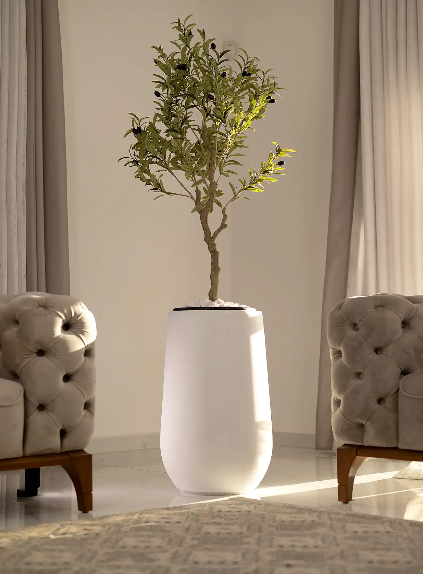 כד Serenity 60 בשילוב עץ זית מלאכותי קטן