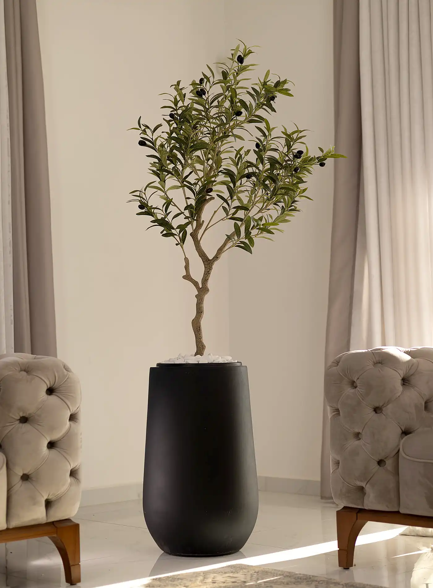 כד Serenity 60 בשילוב עץ זית מלאכותי קטן