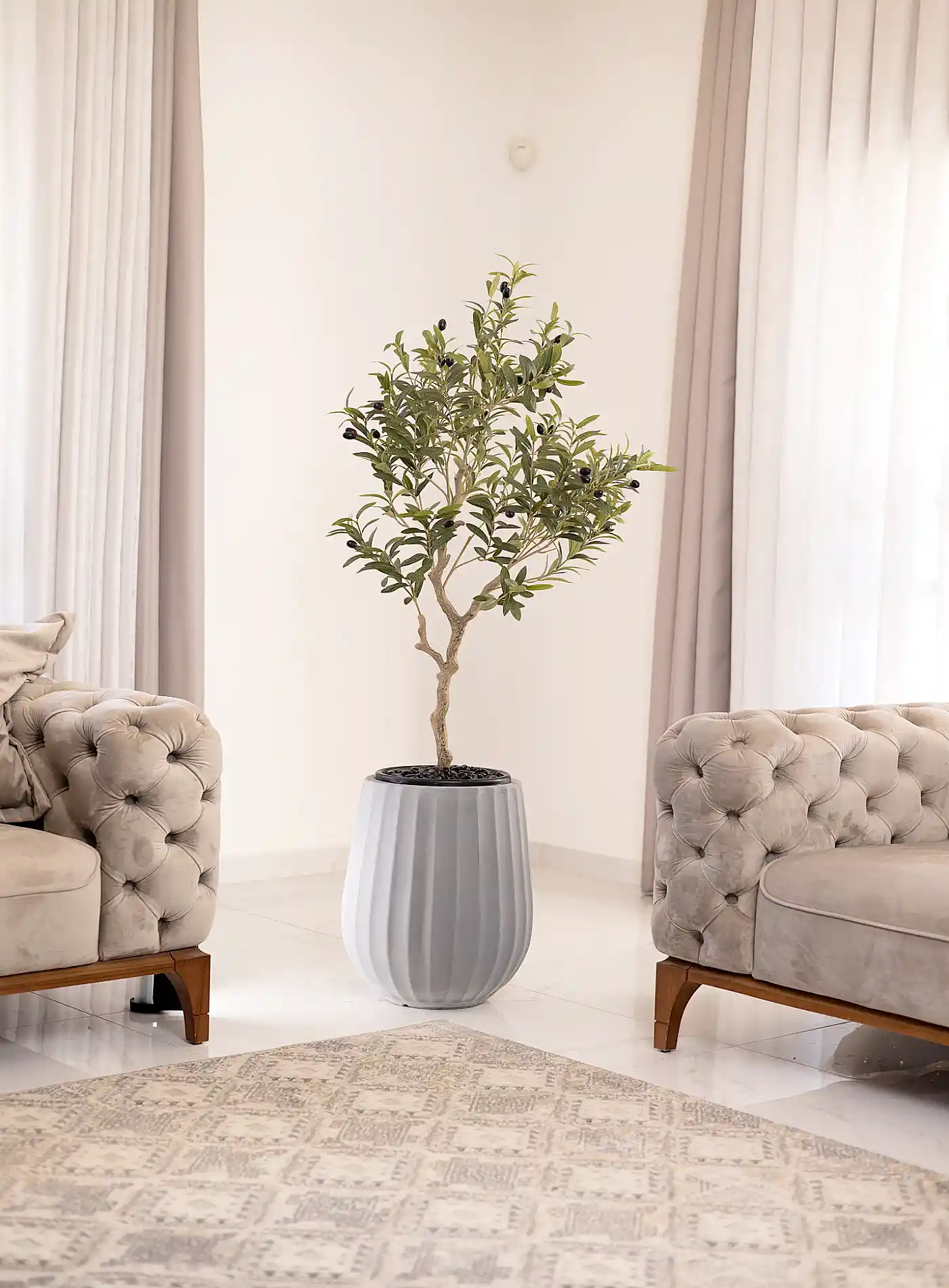 כד Elegance 45 בשילוב עץ זית מלאכותי קטן