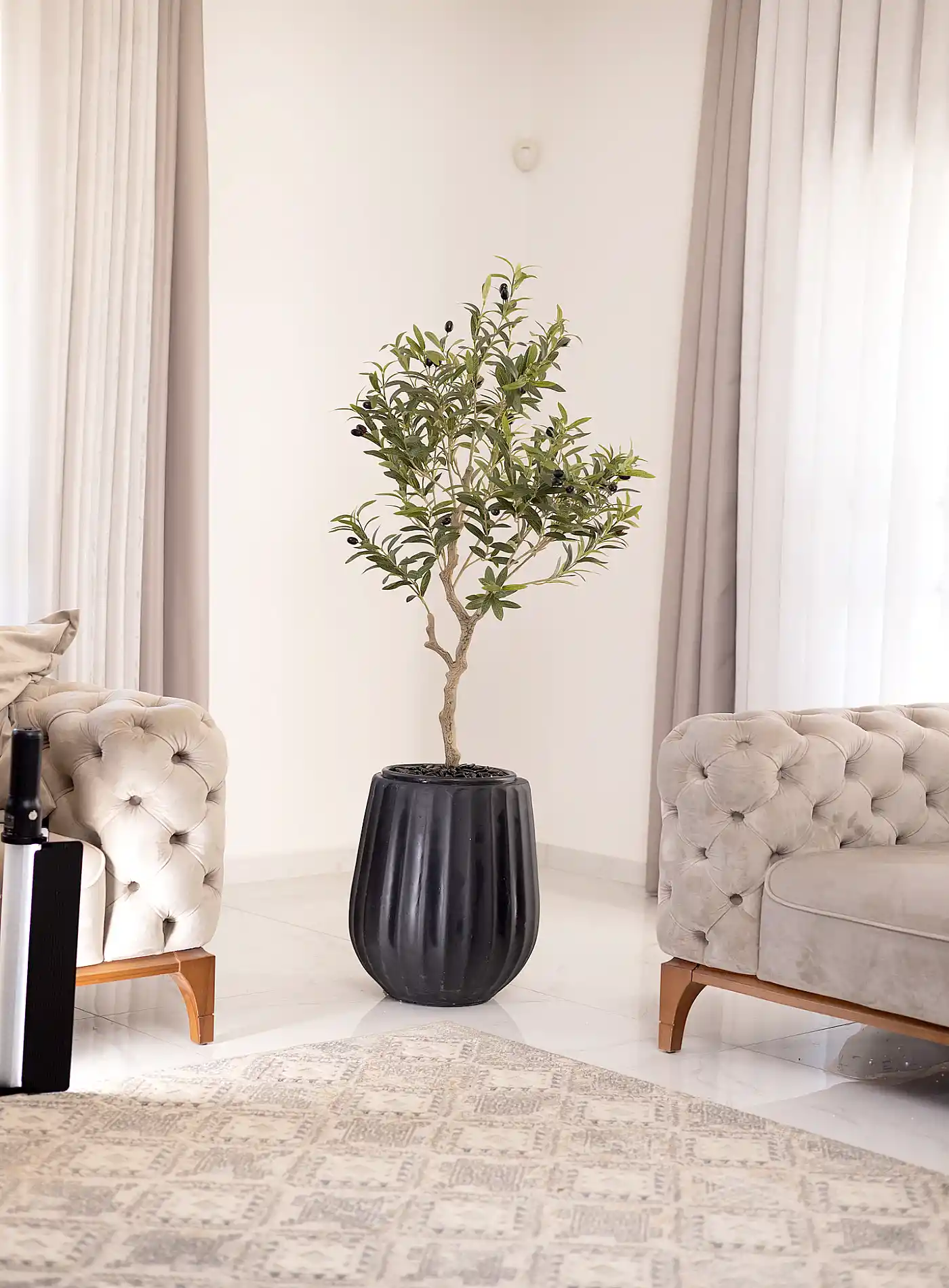 כד Elegance 45 בשילוב עץ זית מלאכותי קטן