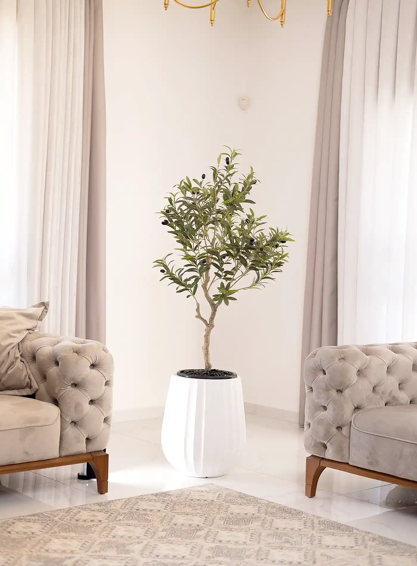 כד Elegance 45 בשילוב עץ זית מלאכותי קטן
