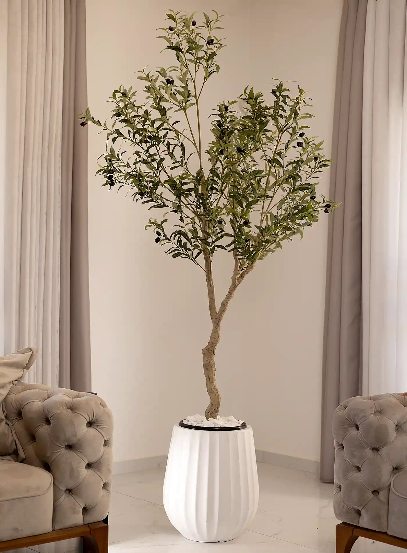 כד Elegance 45 בשילוב עץ זית מלאכותי גדול