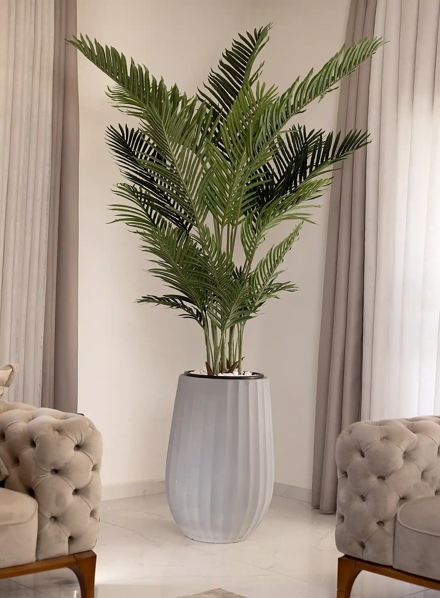 כד Elegance 70 בשילוב דקל מלאכותי גדול