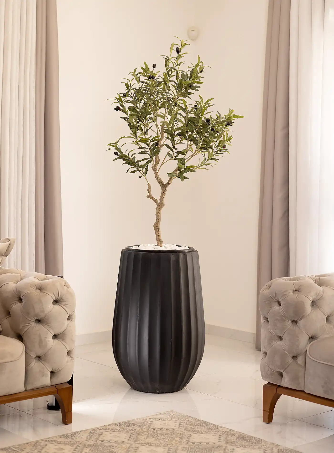 כד Elegance 70 בשילוב עץ זית מלאכותי קטן