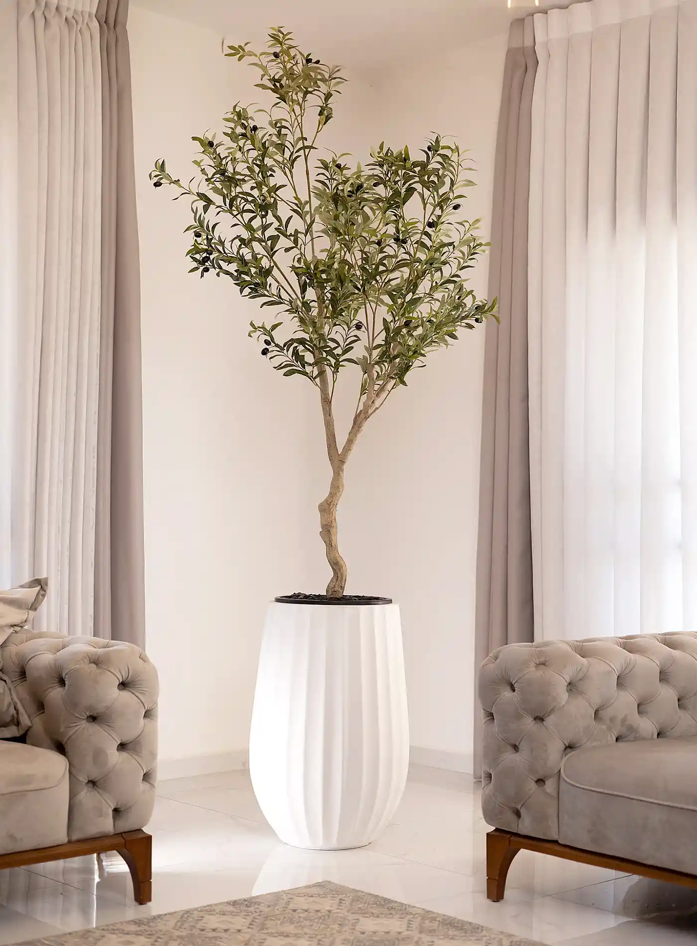 כד Elegance 70 בשילוב עץ זית מלאכותי גדול
