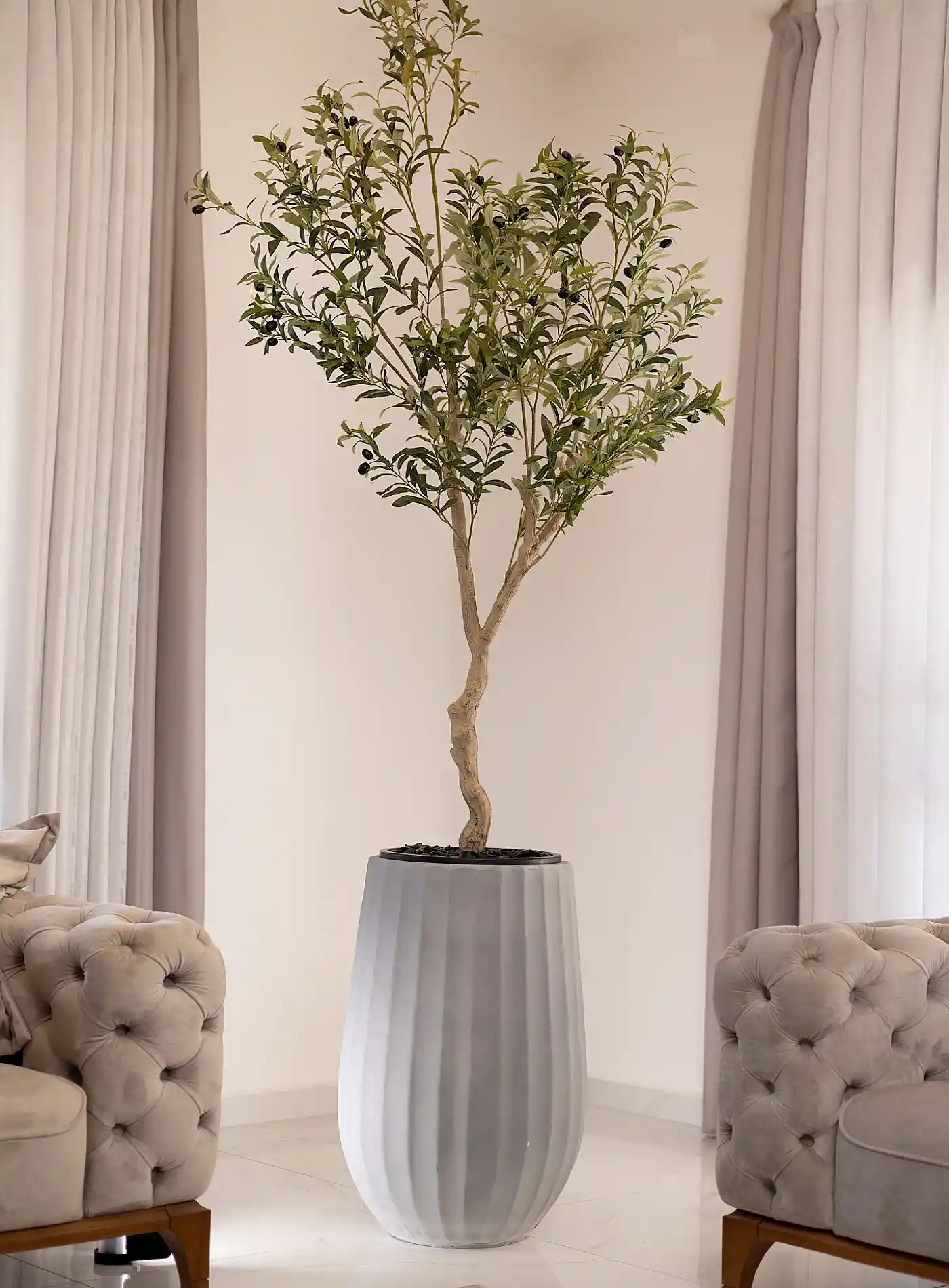 כד Elegance 70 בשילוב עץ זית מלאכותי גדול