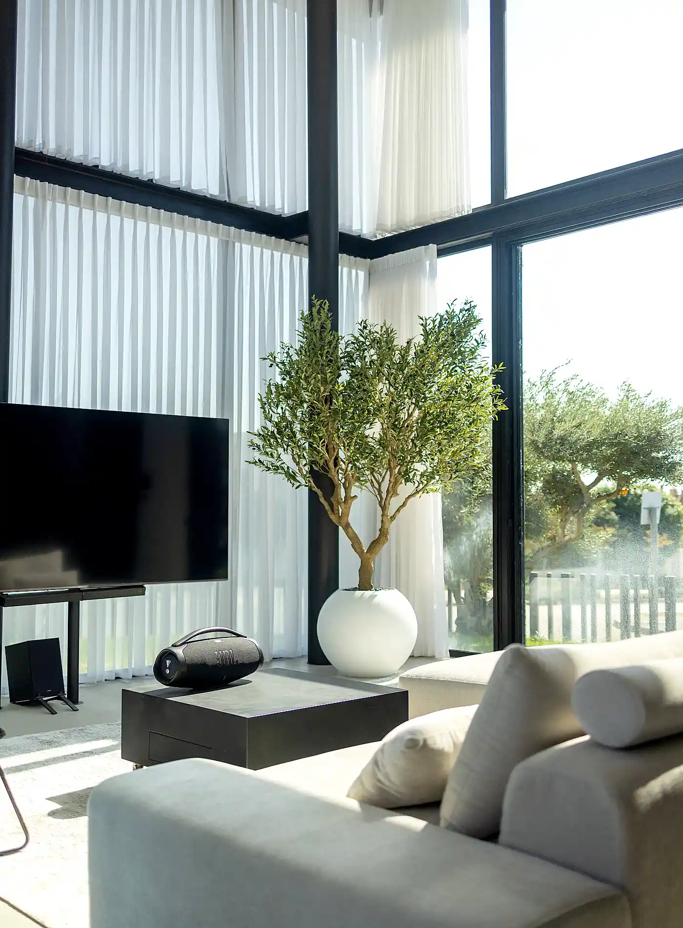 עץ זית מלאכותי ענק בשילוב כד JU MODEL